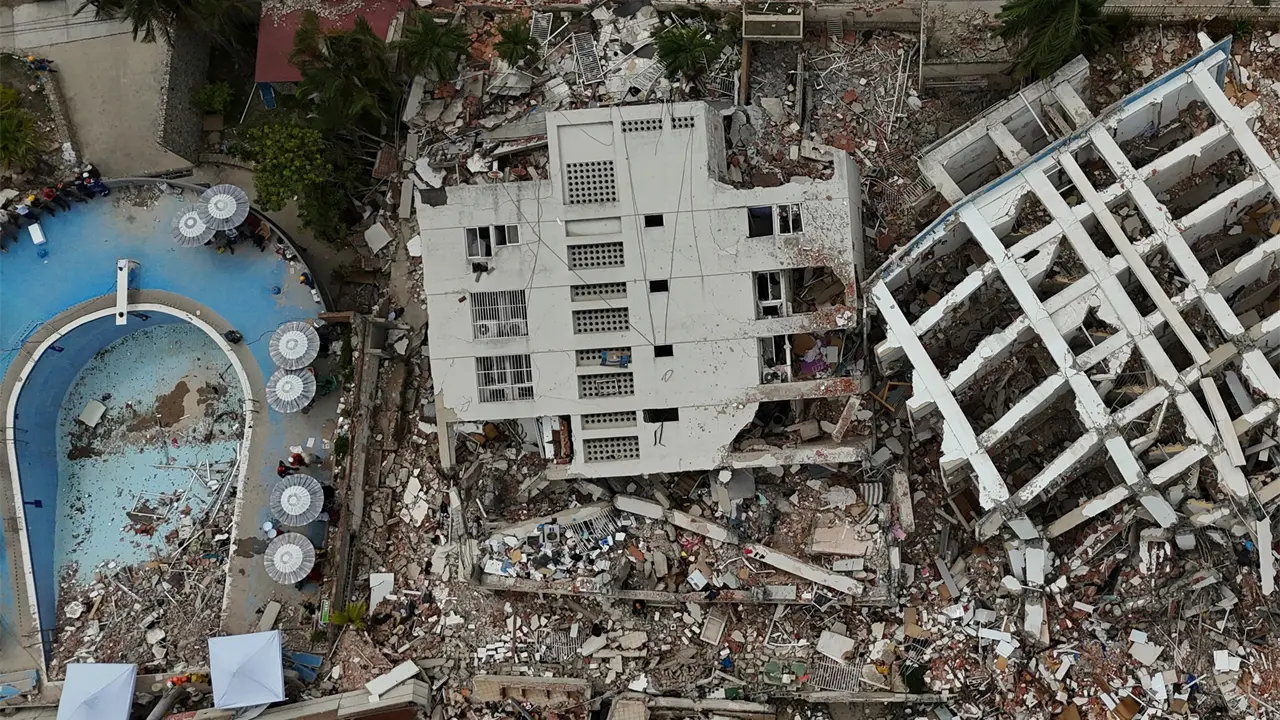 Rescatan sobreviviente tras terremotos en Catia La Mar