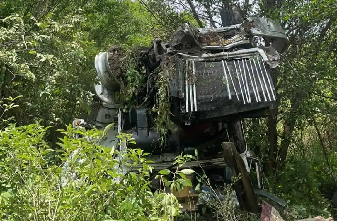 Volcadura en la Valles-Tampico deja un muerto