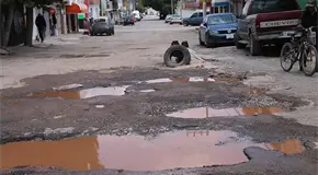 Aguas negras inundan la colonia Satélite Aguas negras inundan la colonia Satélite