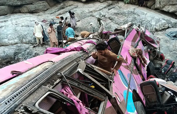 Autobús desbarranca en Pakistán; 40 muertos