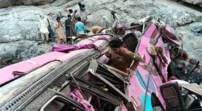 Autobús desbarranca en Pakistán; 40 muertos