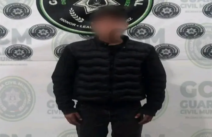 Hermanos enfrentan a policías y los encierran