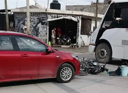 Motociclista y vehículo colisionan en colonia Las Flores Motociclista y vehículo colisionan en colonia Las Flores