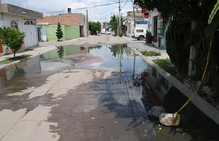 Persiste fuga de aguas negras en calle Mayte Persiste fuga de aguas negras en calle Mayte
