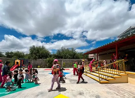 Realizan simulacro de incendio en una guardería Realizan simulacro de incendio en una guardería