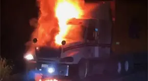 Tráiler se incendia en El Naranjo; no hay heridos