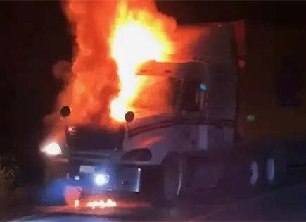 Tráiler se incendia en El Naranjo; no hay heridos Tráiler se incendia en El Naranjo; no hay heridos