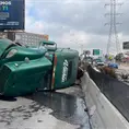 Vuelca tráiler con chatarra en salida a Guadalajara (video) Vuelca tráiler con chatarra en salida a Guadalajara (video)