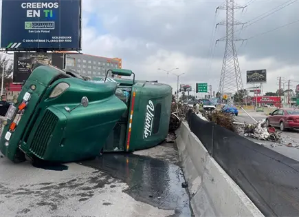 Vuelca tráiler con chatarra en salida a Guadalajara (video) Vuelca tráiler con chatarra en salida a Guadalajara (video)