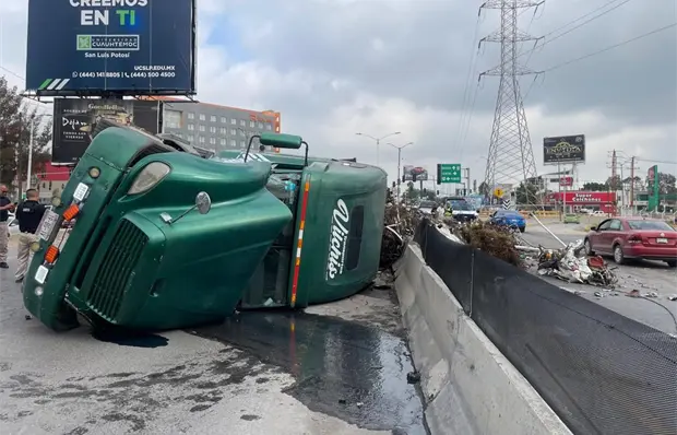 Vuelca tráiler con chatarra en salida a Guadalajara (video) Vuelca tráiler con chatarra en salida a Guadalajara (video)