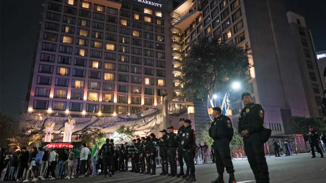 Aficionados mexicanos llevan serenata a selección Inglaterra en CDMX