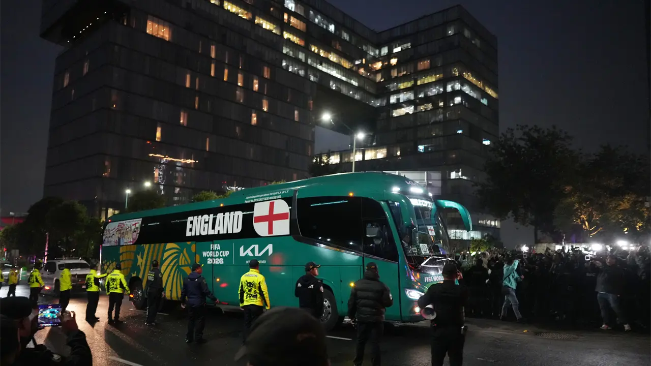 Decenas de aficionados mexicanos tocan bocinas fuera del hotel de Inglaterra