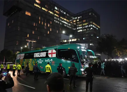Decenas de aficionados mexicanos tocan bocinas fuera del hotel de Inglaterra Decenas de aficionados mexicanos tocan bocinas fuera del hotel de Inglaterra