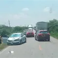 Familia es golpeada por llanta de tráiler en carretera Familia es golpeada por llanta de tráiler en carretera