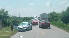 Familia es golpeada por llanta de tráiler en carretera