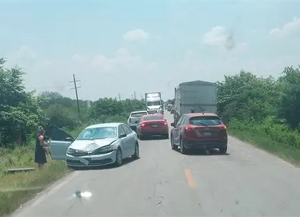Familia es golpeada por llanta de tráiler en carretera Familia es golpeada por llanta de tráiler en carretera