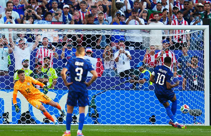 Francia vence a Paraguay