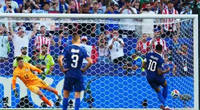Francia vence a Paraguay