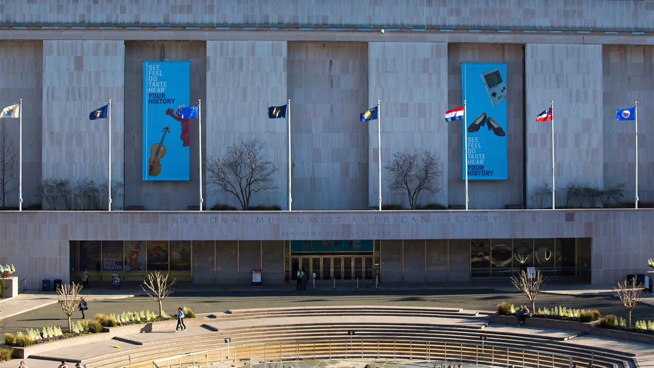 Informe de la Casa Blanca tacha a líderes del Smithsonian de activistas radicales no fiables