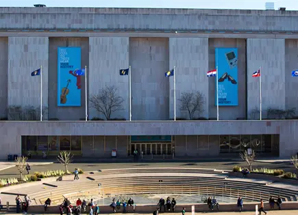 Informe de la Casa Blanca tacha a líderes del Smithsonian de activistas radicales no fiables Informe de la Casa Blanca tacha a líderes del Smithsonian de activistas radicales no fiables