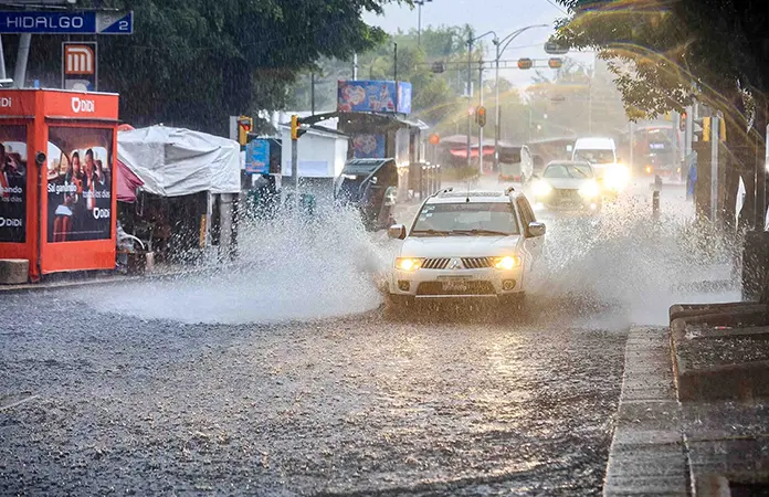 Intensa lluvia deja afectación en CDMX