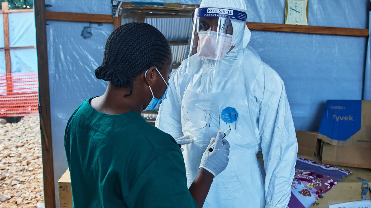 Las pruebas de un nuevo tratamiento contra el ébola llevan esperanza al este de Congo