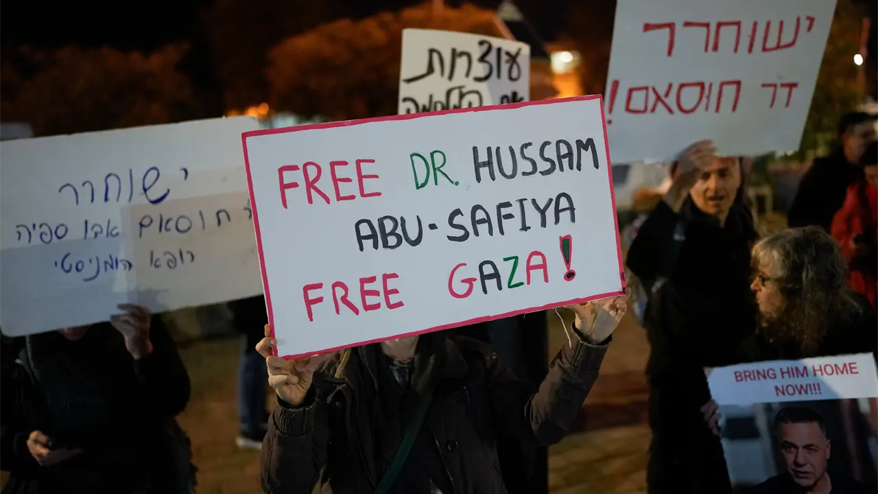 Médico palestino Hussam Abu Safiya denuncia maltrato en Israel