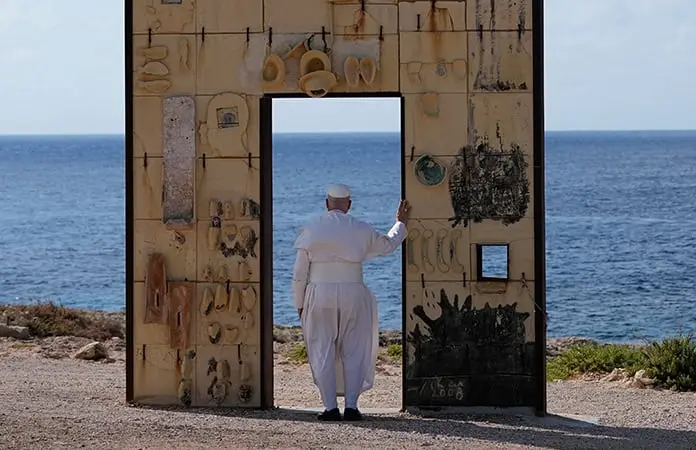 Papa homenajea a los migrantes