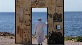 Papa homenajea a los migrantes