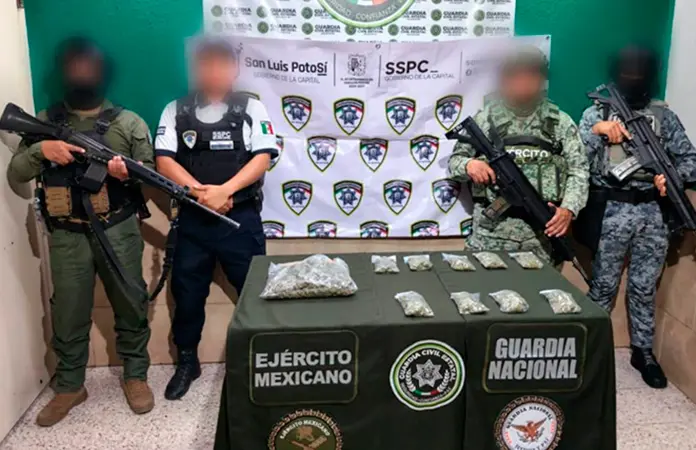 Sujetos tiran marihuana al huir de la policía