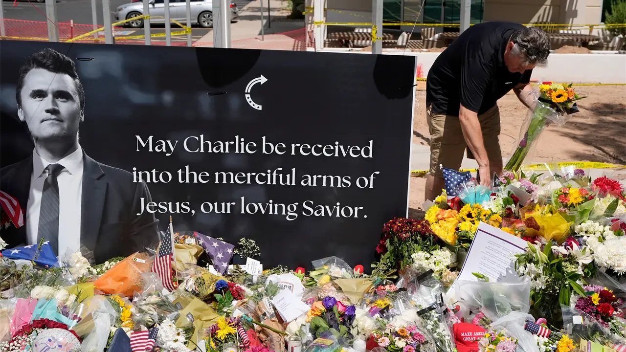 Viuda y padres de Charlie Kirk asisten a juicio preliminar en Utah