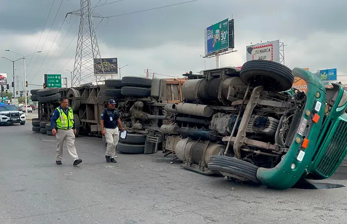 Vuelca tráiler con chatarra y el chofer resulta herido