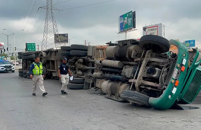 Vuelca tráiler con chatarra y el chofer resulta herido Vuelca tráiler con chatarra y el chofer resulta herido