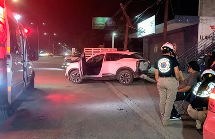 Chocan vehículos; 2 personas lesionadas