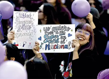 FANS DE BTS PROTESTAN POR SUSPENSIÓN DE CONCIERTOS EN CHILE FANS DE BTS PROTESTAN POR SUSPENSIÓN DE CONCIERTOS EN CHILE