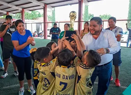 Finaliza Mundialito de Futbol; premian a los ganadores