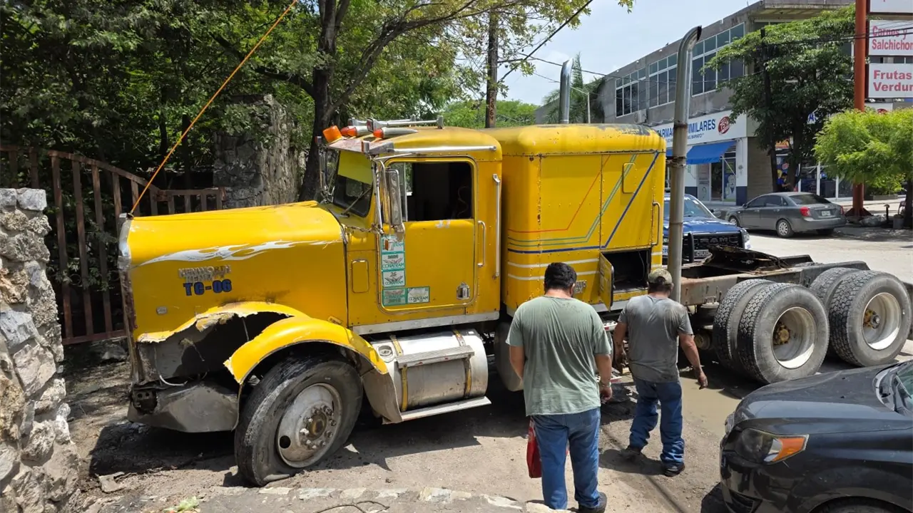 Fotos | Tráiler sin frenos impacta un inmueble