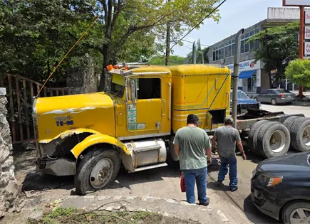 Fotos | Tráiler sin frenos impacta un inmueble Fotos | Tráiler sin frenos impacta un inmueble
