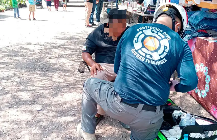 Hombre convulsiona, cae al piso y se lesiona