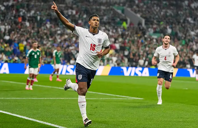 Inglaterra sobrevive al estadio Azteca