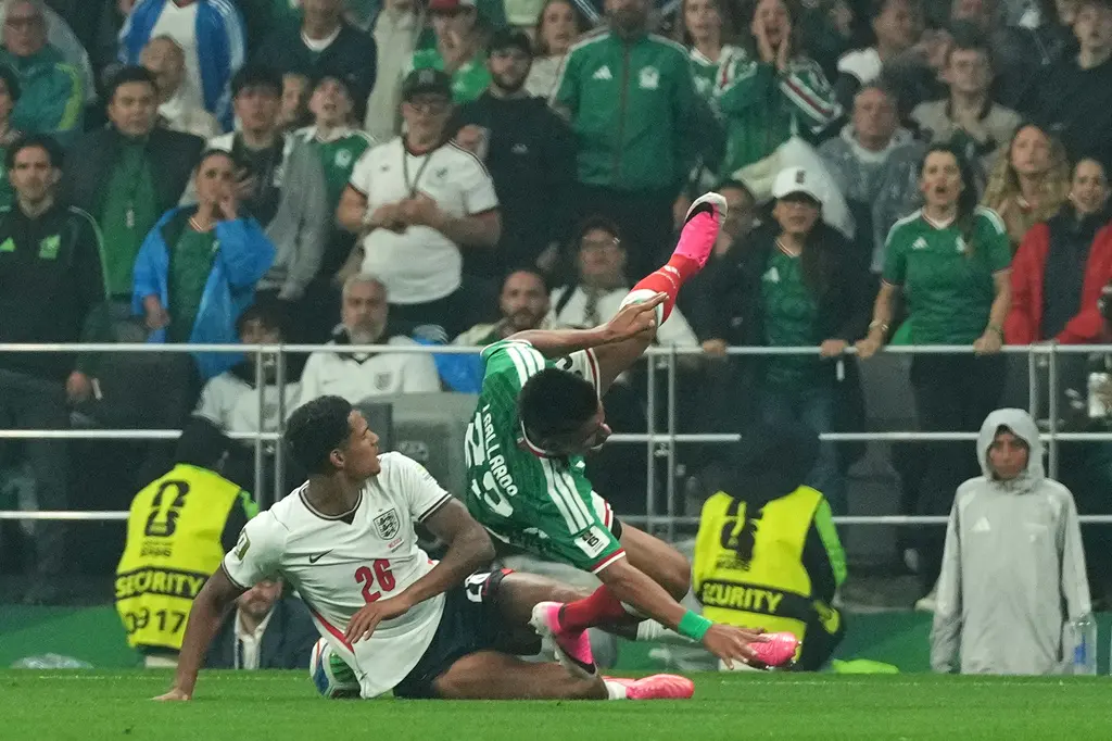 Ingleses piden a FIFA quitar sanción a expulsado contra México