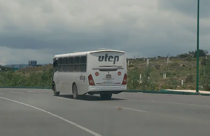 Irregular, más de la mitad del autotransporte de personal
