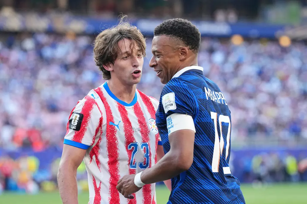 Mbappé condena a senadora paraguaya por comentarios racistas
