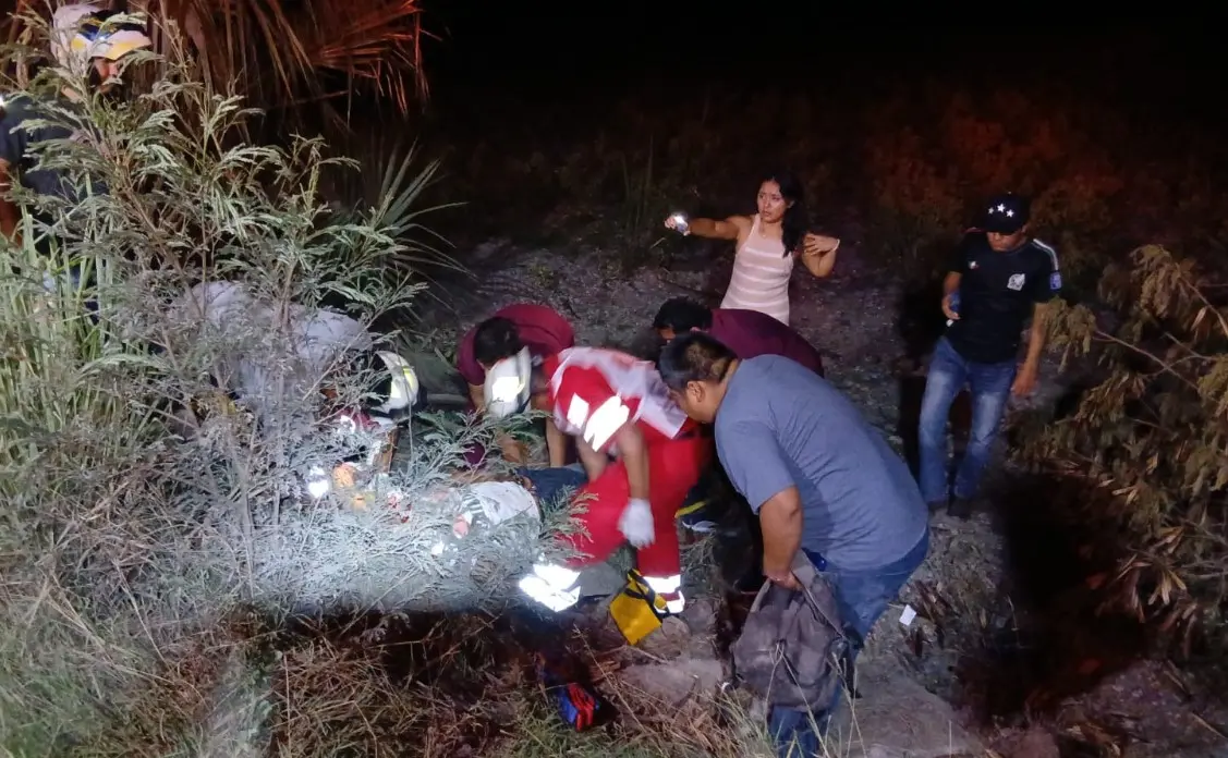 Motociclista cae a desnivel en la Valles-Naranjo