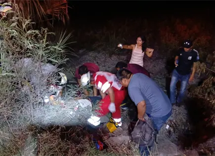 Motociclista cae a desnivel en la Valles-Naranjo Motociclista cae a desnivel en la Valles-Naranjo
