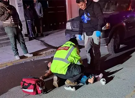 Mujer en motocicleta se lesiona al derrapar Mujer en motocicleta se lesiona al derrapar