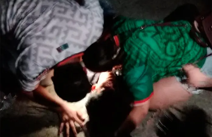 Agreden a socorristas tras auxiliar a joven