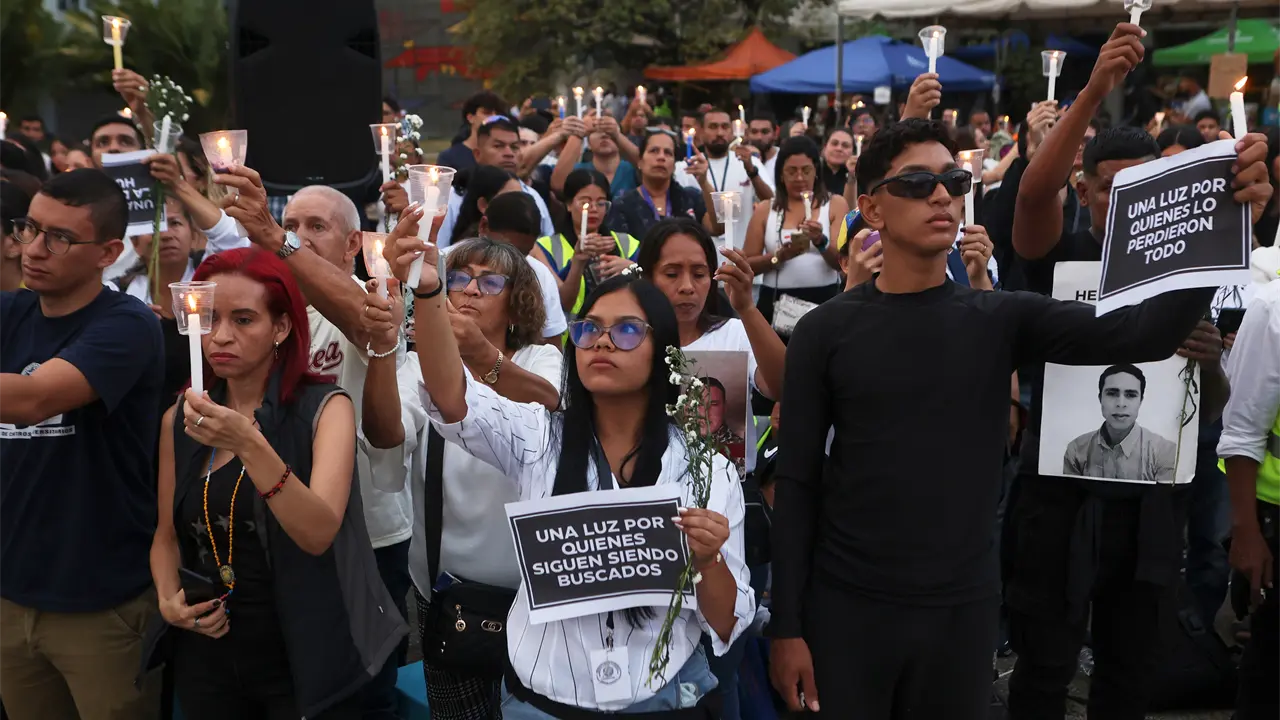 Al tiempo que termina rescate tras sismos, venezolanos se quedan solos para recuperar a sus muertos