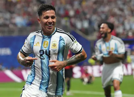 Argentina remonta y sobrevive en el Mundial