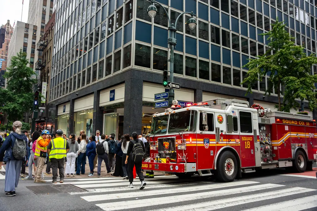 Desalojan rascacielos en Manhattan por columnas dobladas
